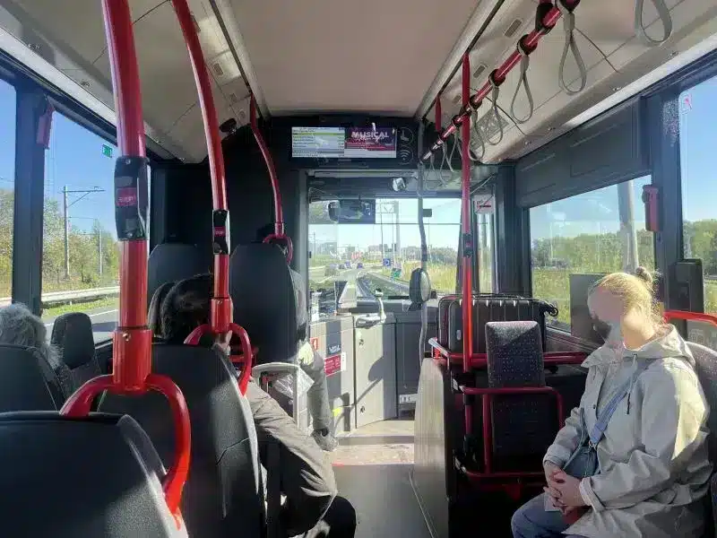Der rote Amsterdam-Airport-Express-Bus