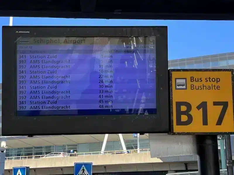Roter Fahrkartenbus des Airport Express am Flughafen Schiphol