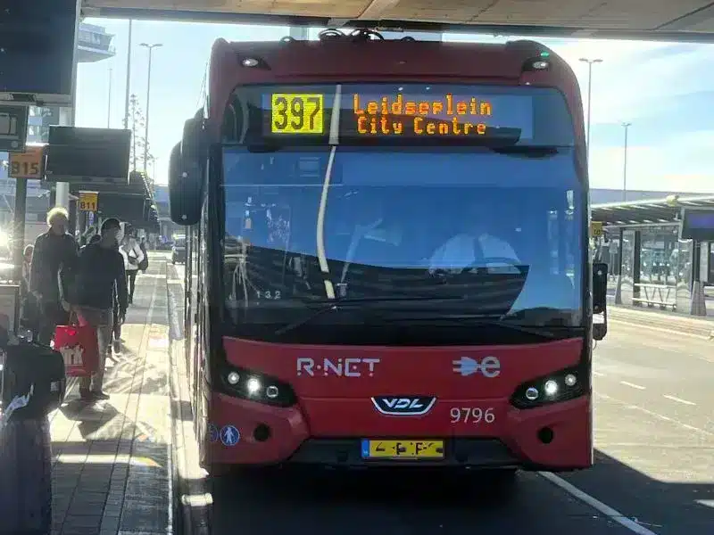 Bussteig B17 des Amsterdam Airport Express am Flughafen Schiphol