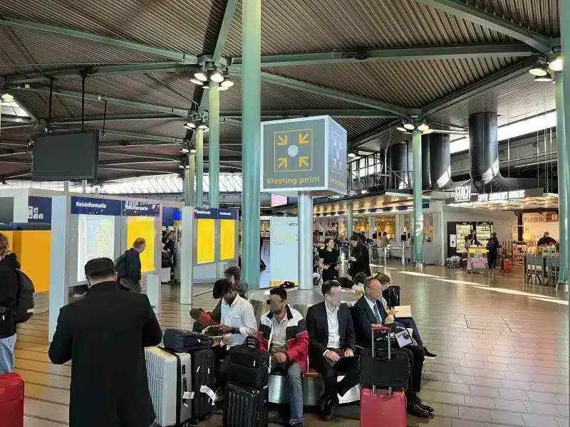Treffpunkt in der Schiphol Plaza