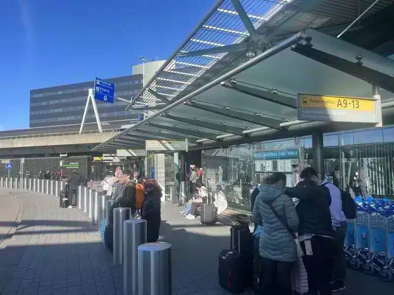 Hotel-Shuttle-Haltestelle am Flughafen Amsterdam (Schiphol Plaza, A9-13)