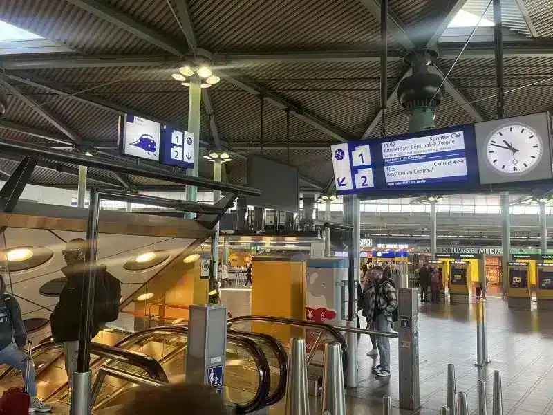 Eingang zu den unterirdischen Bahnsteigen am Schiphol Plaza
