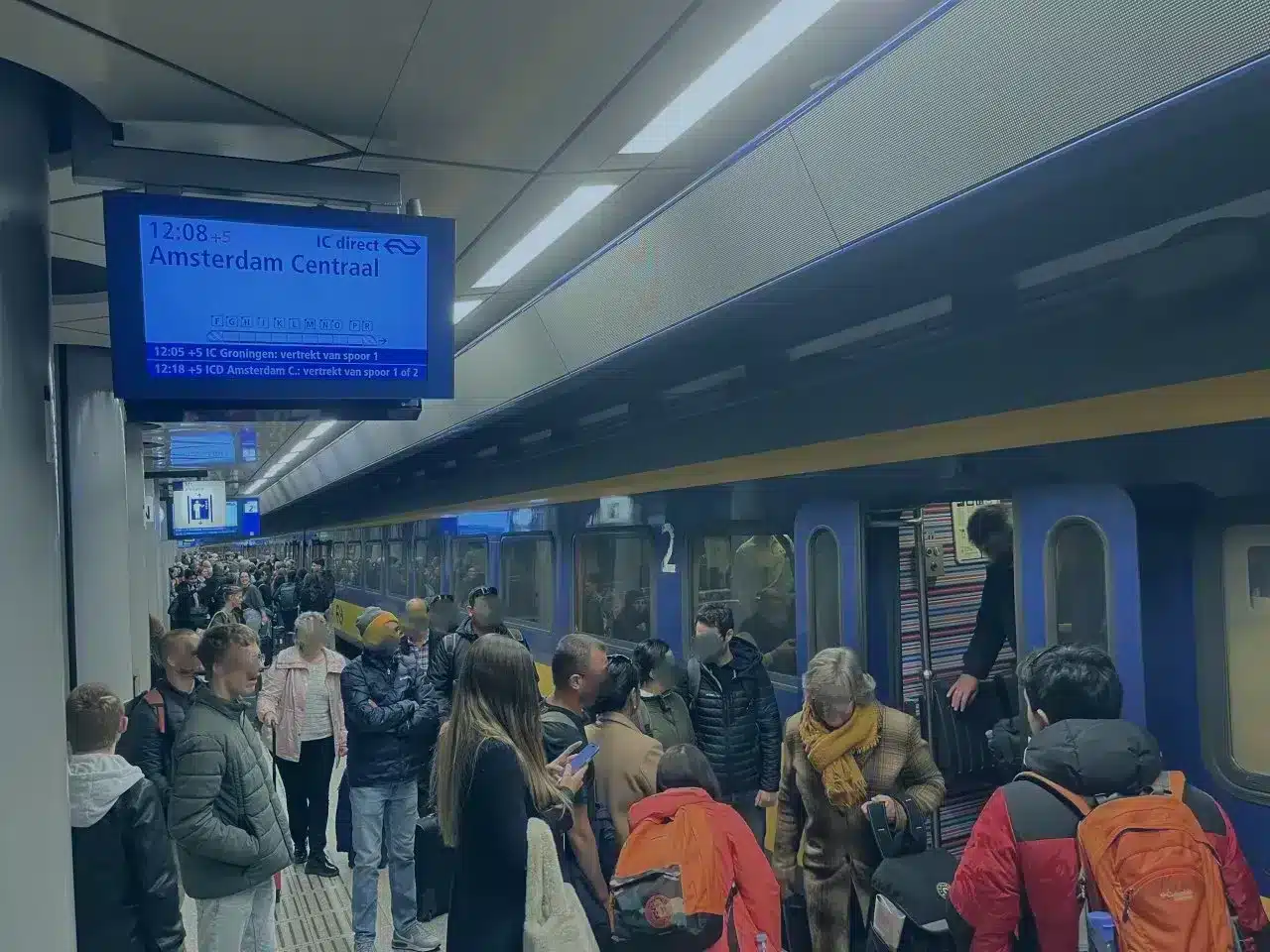 Zug vom Flughafen Amsterdam in die Innenstadt