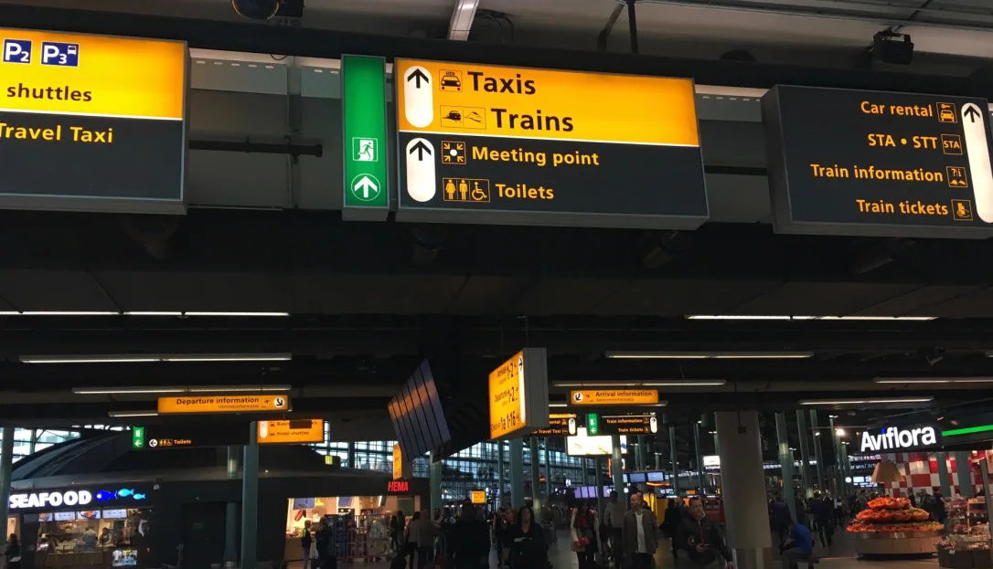 Train ticket machines in Schiphol Plaza